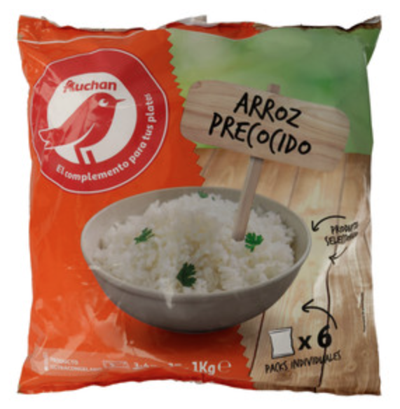 Salteado de verduras con salmón en conserva y arroz blanco precocinado.